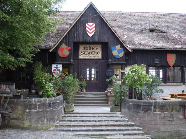 Das mittelalterliche Gasthaus im Hof.