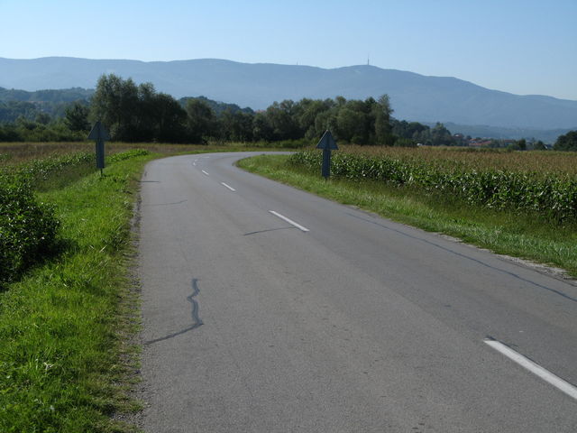 Nordseite des Medvednica-Gebirges mit dem Sljeme-Fernsehturm von der Straße zwischen Zabok und Stubicke Toplice aus gesehen.