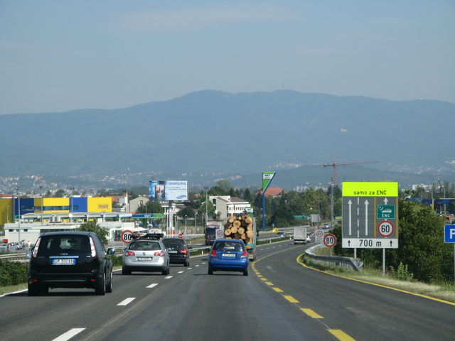 Die Sljeme-Südseite von der zur Adria führenden Autobahn bei Zagreb gesehen. Im rechten Teil erkennt man die Burg Medvedgrad am Berghang.