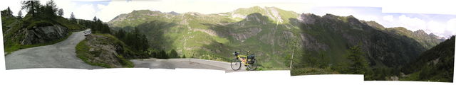 Panorama an einer Kehre im Anstieg nach der Alpe.