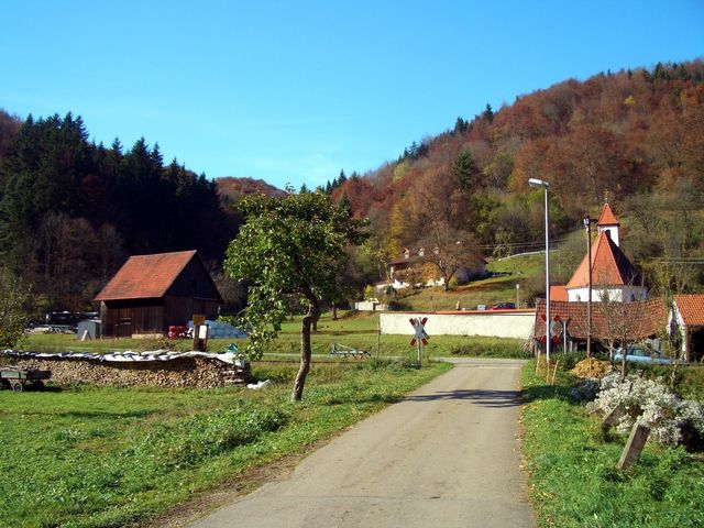 Bahnübergang in Sondernach, das Tal hinten geht es nach oben
