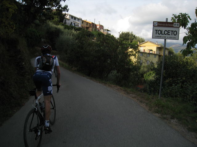 ... bis zur einzigen Ortschaftauf der Auffahrt: Tolceto