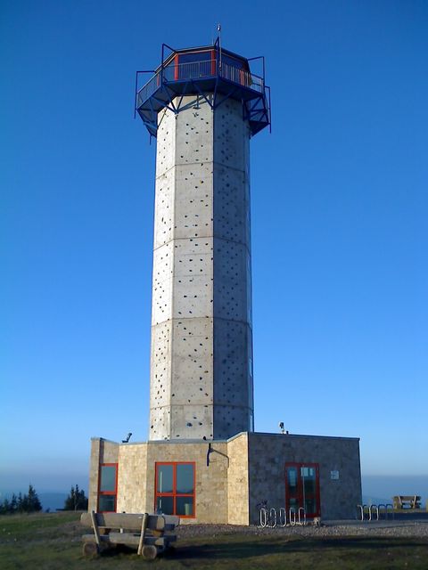 Der 2008 fertiggestellte neue Aussichtsturm auf dem Schneekopf, der die in Thüringen einmalige Aussicht von 1000 m Höhe ermöglicht.