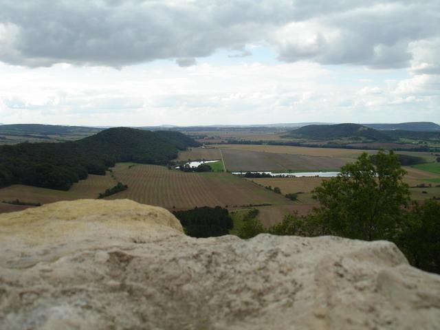 Blick zur Mühlburg (links, als kleiner senkrechter Strich zu erahnen) und zur Burg Gleichen (der helle Fleck am rechten Hügel). Dazwischen verläuft die A4.