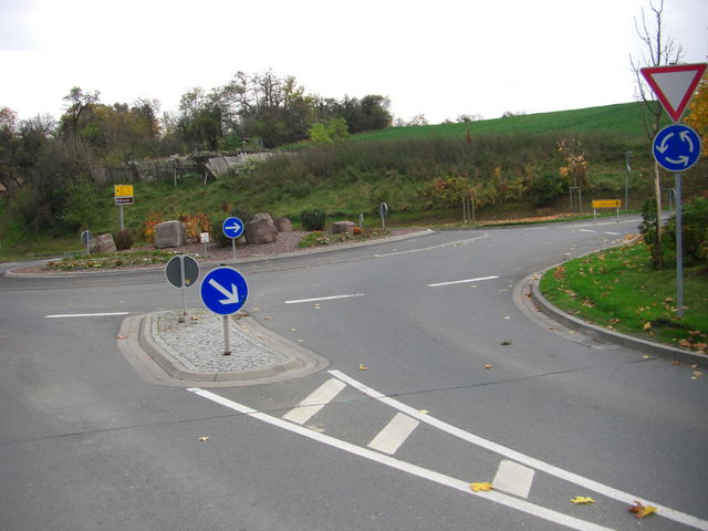 An diesem Kreisverkehr geht es rechts weiter.