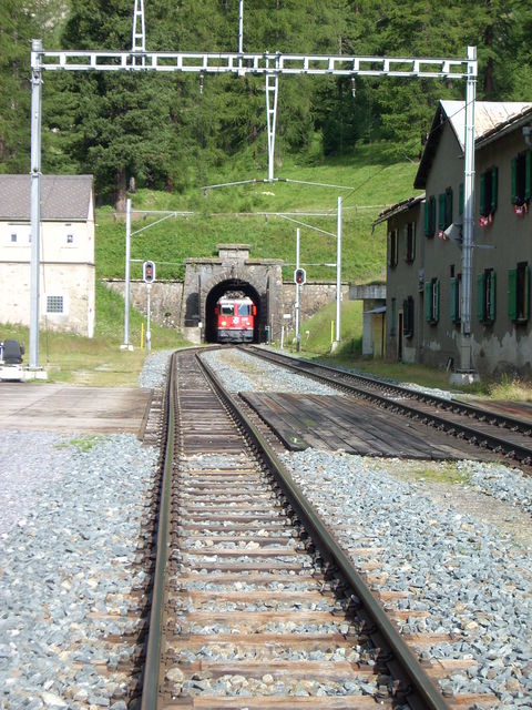 ...verlässt die aus Bergün kommende Albula-Bahn den Tunnel.