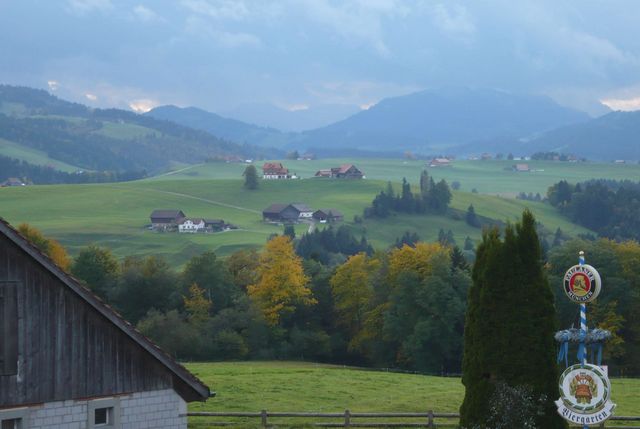 Etzelpass im Herbst mit Blick nach Süden zum Alpenhauptkamm.