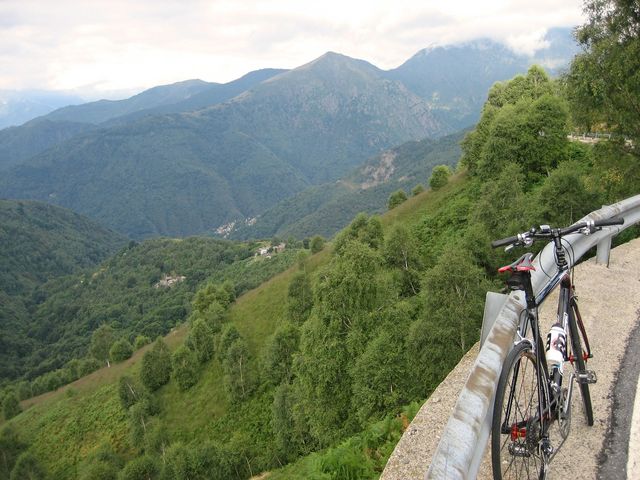 zwischen Piancavallo und Il Colle mit Blick auf Berge des Val Grande Nationalparks.