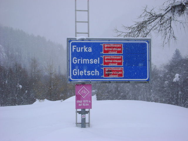 Ortsrand Oberwald. Das Schild versinkt im Schnee