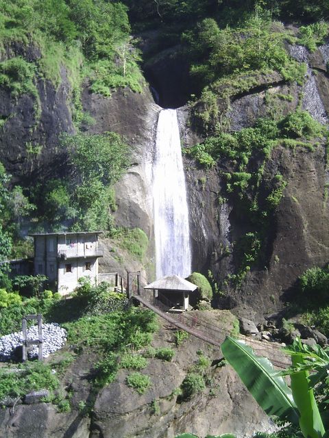 Baguio CannonRoad 2
Wasserfall im unteren Bereich, hier auch glatte Strassenabschnitte durch Tropfwasser