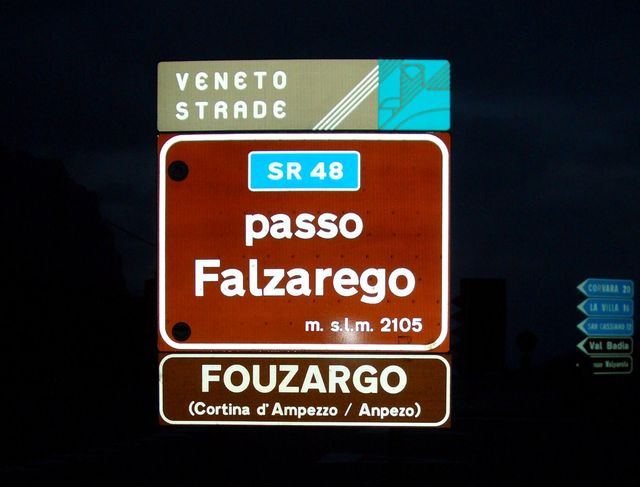 Falzarego, Passschild im Dunkeln