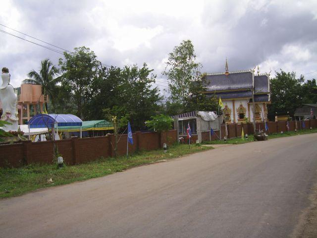 neuer Tempel hinter dem Dorf.