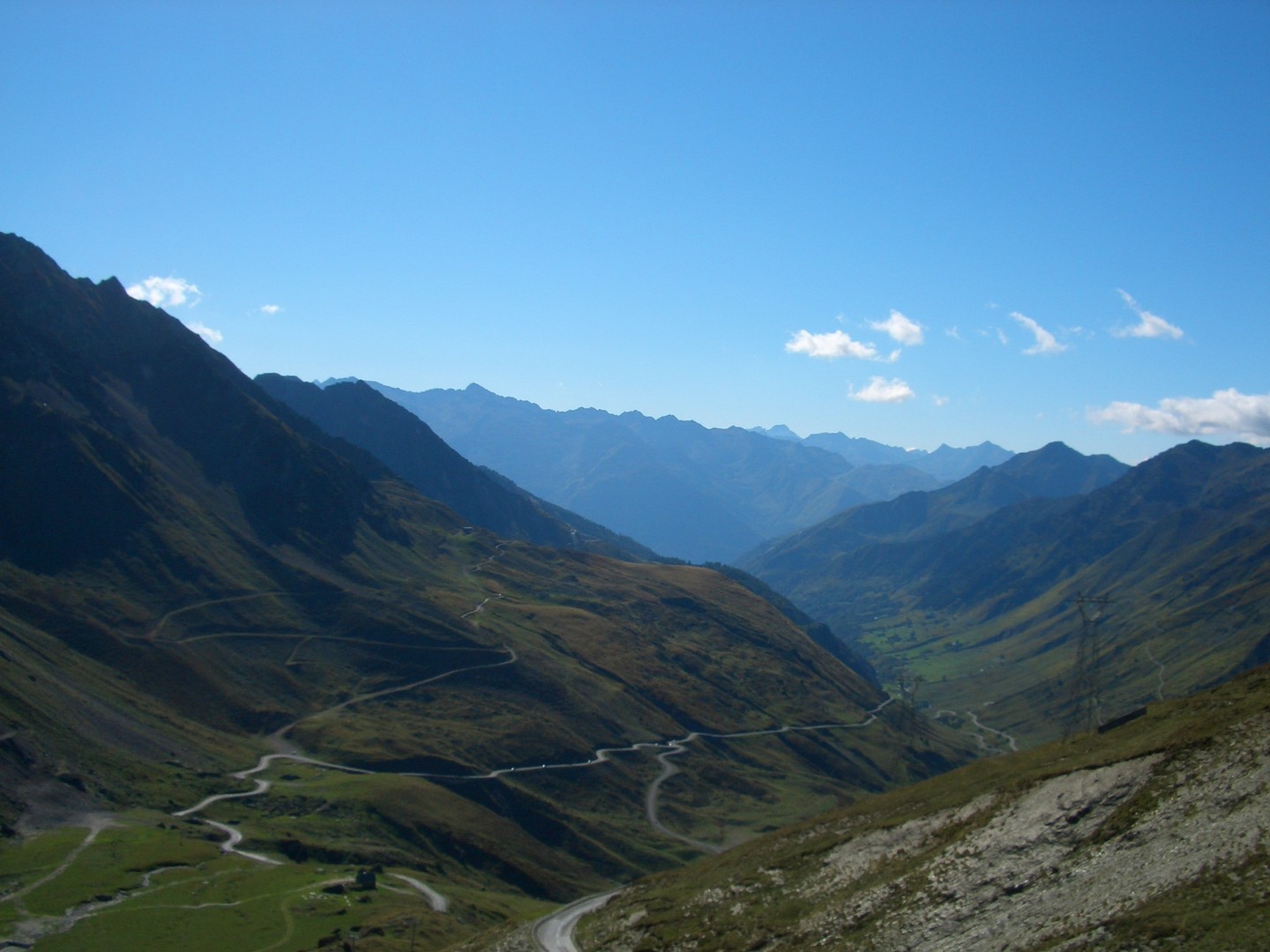 Col du Tourmalet (X) Blick von der Passhöhe
zur Westauffahrt.