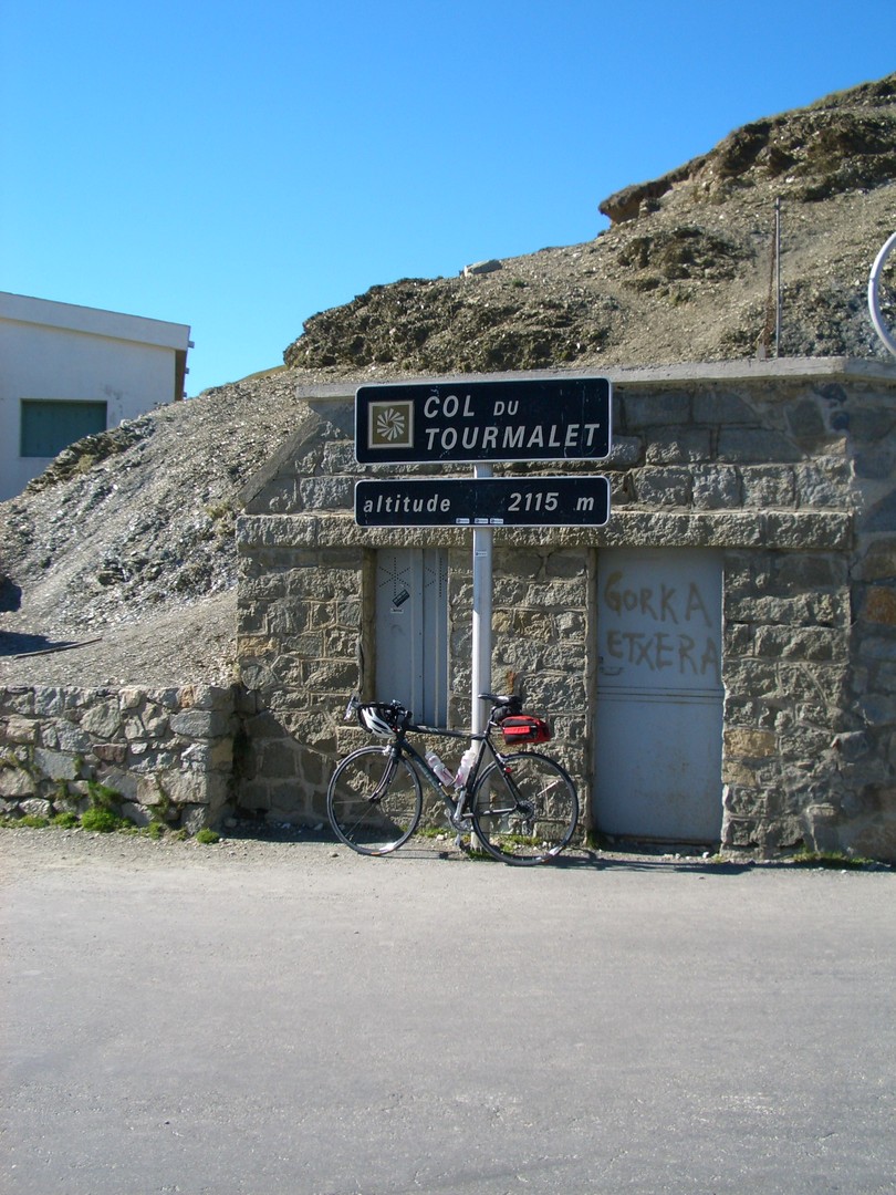 Col du Tourmalet (X) Passschild - inzwischen ersetzt und direkt an der Mauer angebracht.