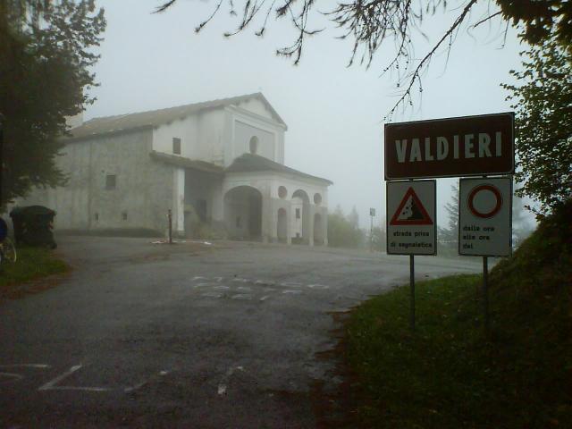 Die Passhöhe ist auch die Wasserscheide zwischen dem Valle Stura, wo Demonte liegt, und dem Valle Gesso welches man bis nach Termi di Valdieri befahren kann.