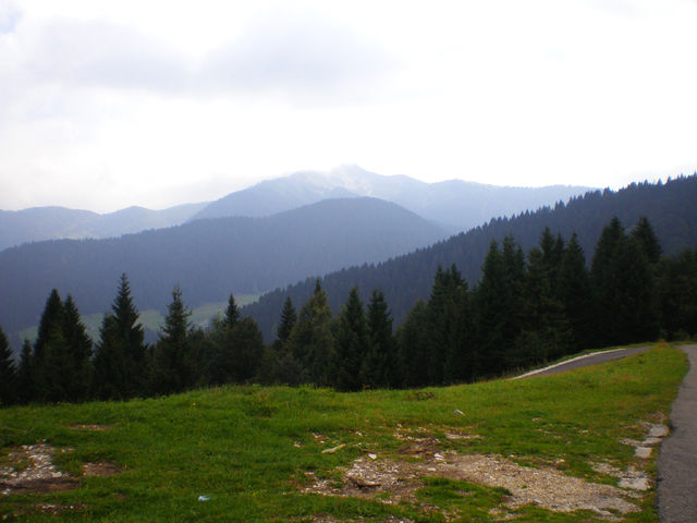 Hinter der Cima Val Tosella, Blick auf den Monte Grappa.