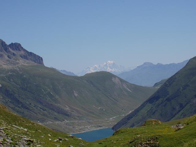 Mont Blanc, Col du Glandon (rechter Rand) und Lac de Grand Maison - und viele Tour-Fans.