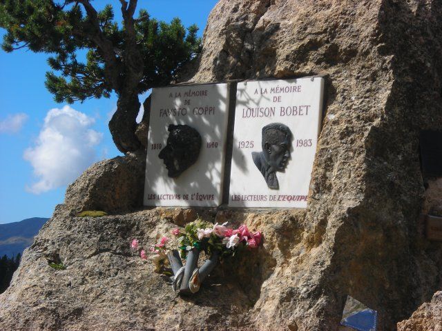 Col d'Izoard: Gedenkplaketten für Fausto Coppi und Louison Bobet.