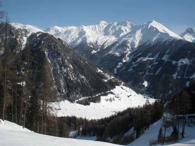 Hangquerung der Kalser Glocknerstraße oberhalb von Kals vom Skigebiet aus gesehen.