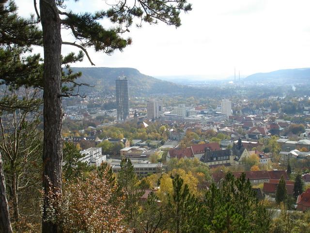 ... und genießt eine tolle Aussicht über Jena bei Tag ...