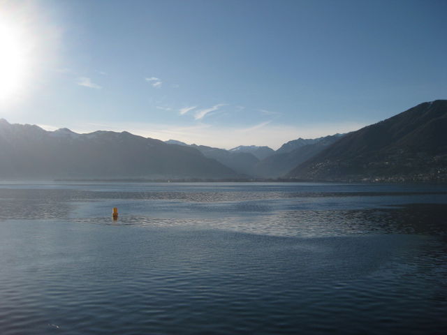 Der Lago Maggiore: gegenüber das Maggiatal
