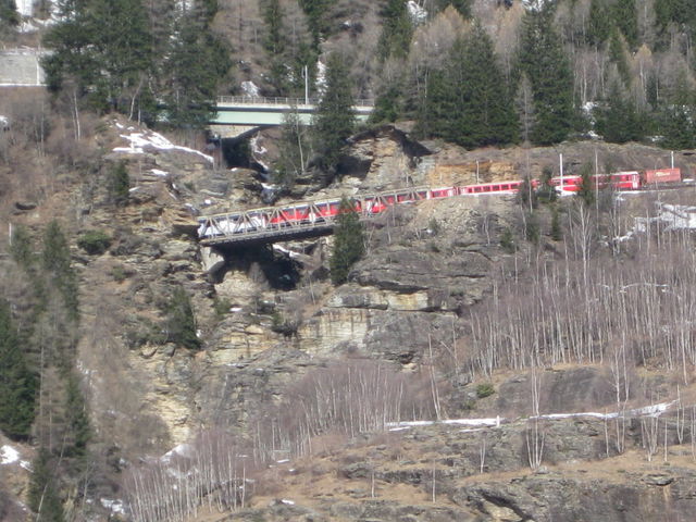 Die UNESCO-Bahnstrecke Tirano - St.Moritz oberhalb von Poschiavo. Die Strasse benützt die andere Talseite.
