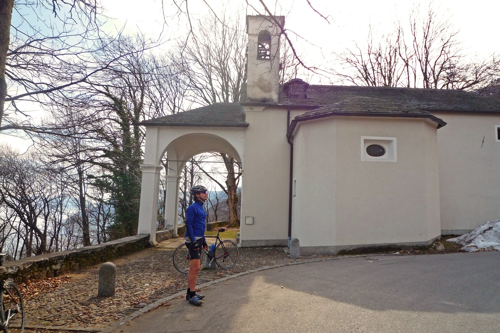 10 Abfahrt von Mergugno: das hübsche Kirchlein weiter unten soll angeblich dem Heiligen Veloisius gewidmet sein, 15.03.09