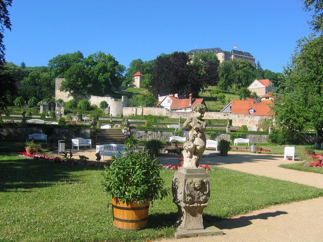 der wunderschöne Barockgarten - Hintergrund großes Schloss.