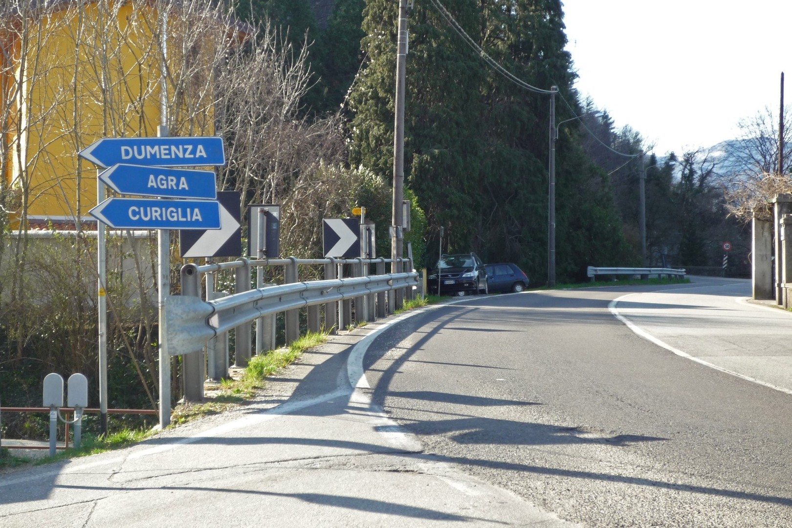 04 am Ortsende von Colmegna Abzweigung nach links bzw. Osten Richtung Curiglia, 23.03.09.