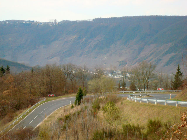 Kehren der Auffahrt vor den Gemeinden Ernst und Valwigerberg (links oben) im Hintergrund.
