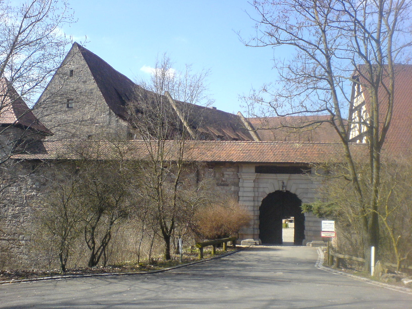 Der Eingang der majestätischen Burg Hoheneck