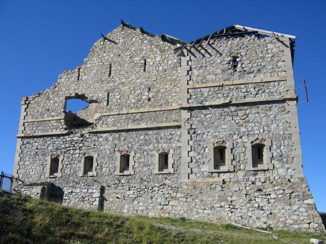 Die verfallene Kaserne am Gipfel