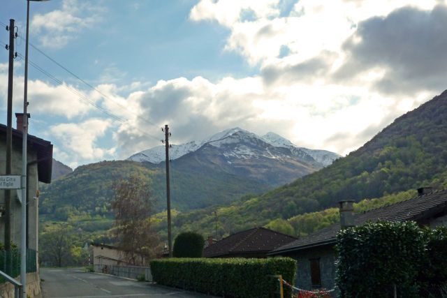 06 Blick von Isone auf den Camoghe (2228m), rechts von ihm liegt das Valle di Serdena