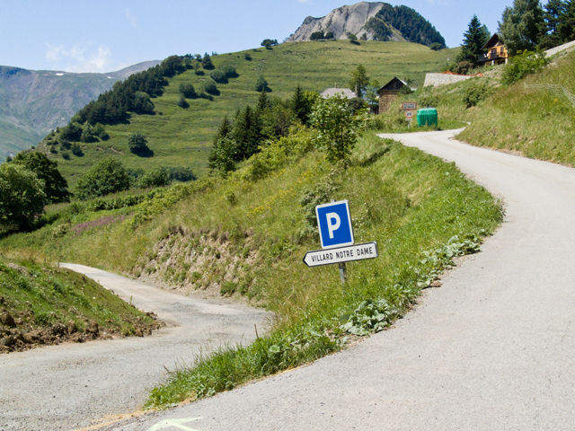 Links geht der Weg zum Col de Solude weiter, rechts endet die Straße nach ca. 400m in Villard-Reymond.