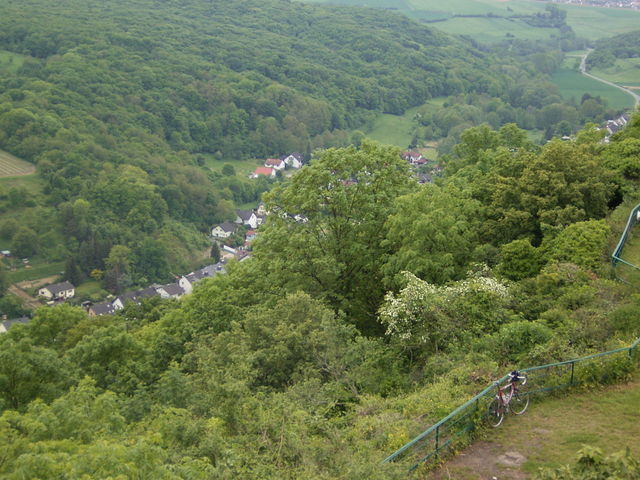 Blick vom Gipfel hinunter ins Tal auf Gimmigen.