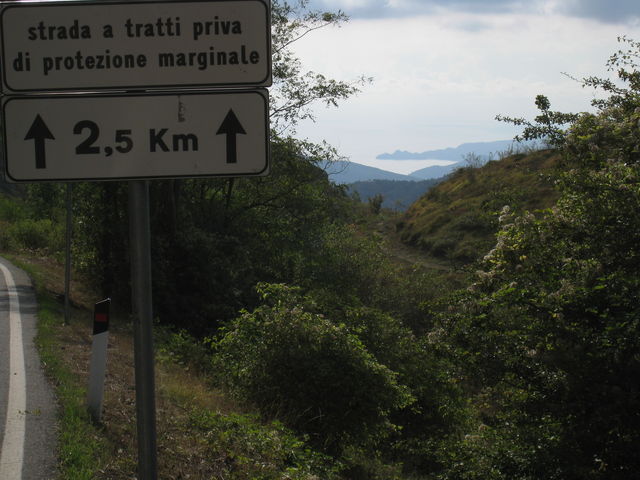 Von der Passhöhe blickt man durch das Val Graveglia zum tigullischen Golf.
(September 2008)