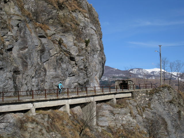Am Schluss wartet eine schöne Passage entlang einer Felswand.
(Februar 2009)