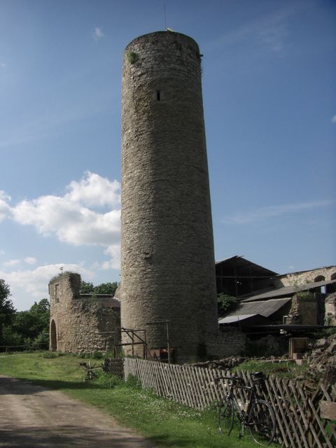 Der Turm der Burgruine Strauáberg.