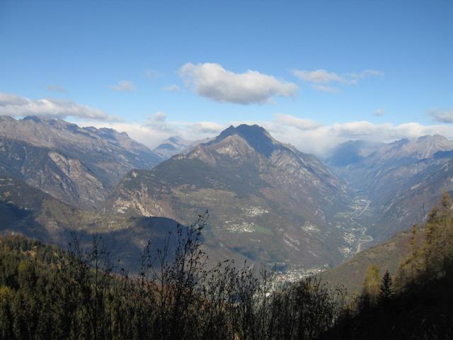 Links Val Calanca, rechts Valle Mesolcina.