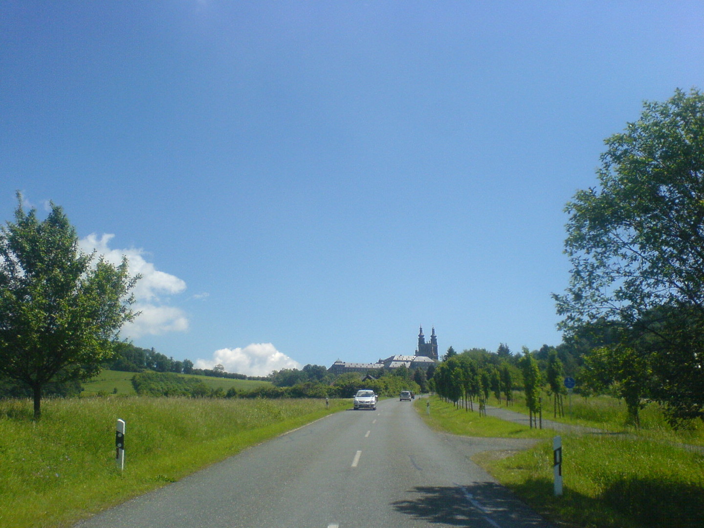 Die meiste Zeit hat man das Kloster vom Aufstieg aus Unnersdorf im Blick