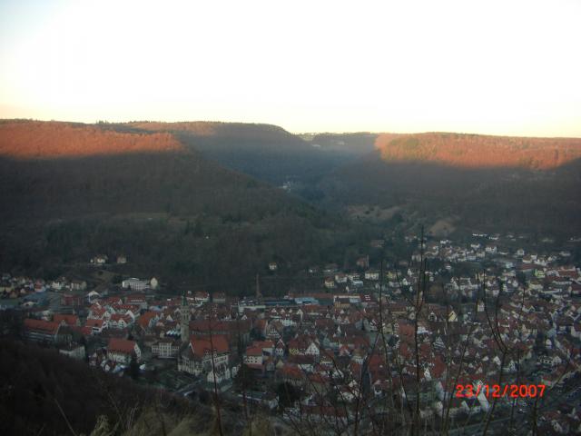 Der Stadtkern von Bad Urach mit dem Mauchental, an dessen Ende man den Steinbruch bei __[Hülben|864] und den gleichnamigen Ort erkennen kann