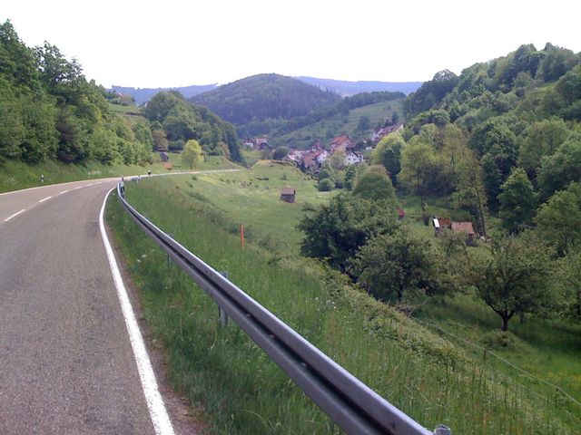 Nach ersten zweistelligen Steigungsspitzen rollt sich die Strecke auf dem dritten Km nach Reichental hinein wieder etwas leichter.