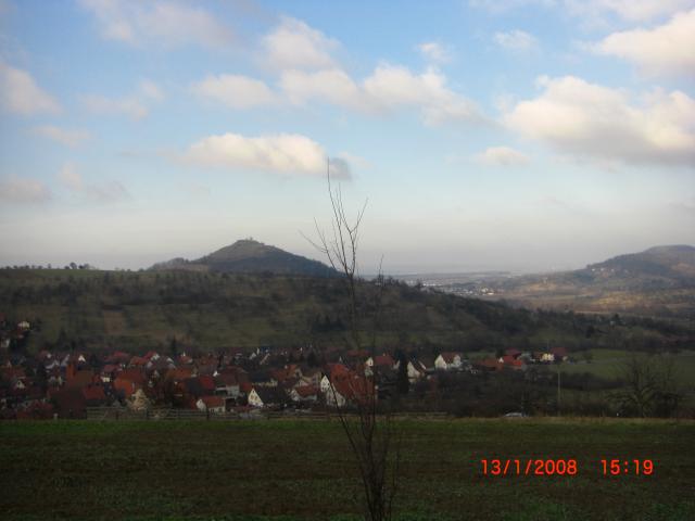 Danch bietet sich dieser Ausblick über Hepsisau und die dahinter liegende Limburg, ein ehemaliger Vulkanschlot des Schwäbischen Vulkans. 