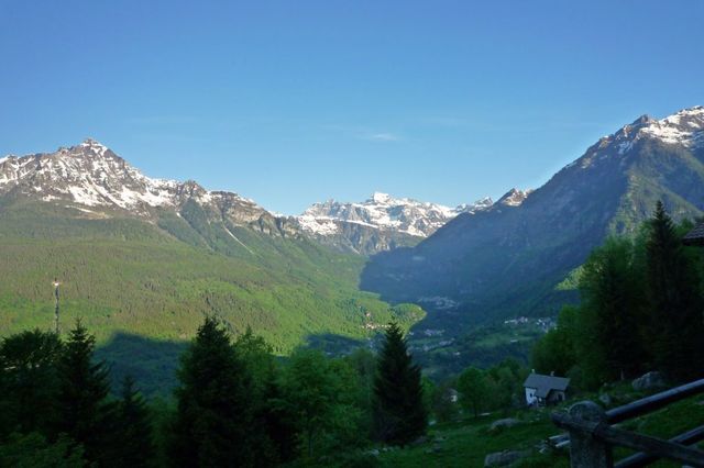 13 Aussicht auf 1030m Höhe links P Mezzodi (2383m), Mitte P Pioltone (2610m) rechts Corno Cistella (2688m) und auf das Val Divedro zum Simplon