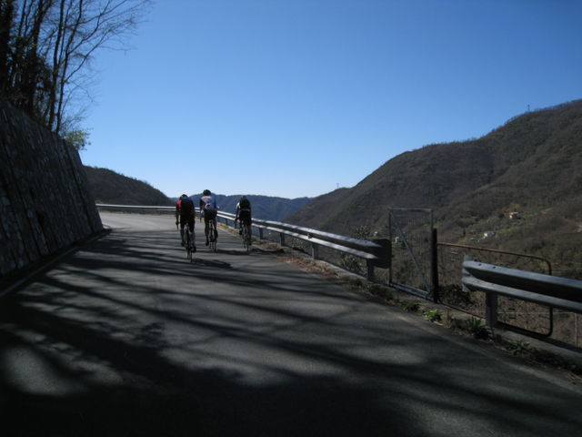 Im unteren Teil der Auffahrt zum [[Passo di Portello|paesse|passo-di-portello]].
(März 2009).