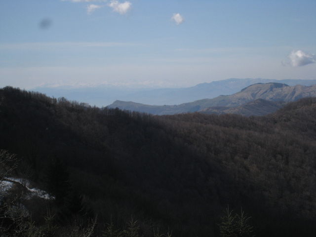 Von dort hat man bei guter Fernsicht eine enmalige Aussicht über Apennin und Piemont bis an den Alpenkamm.
(März 2009)