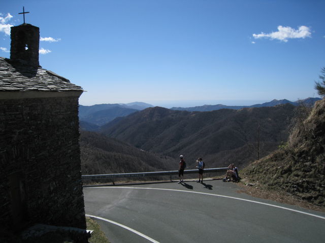 Die tolle Passhöhe bietet ein einmaliges Panorama.
(März 2009)