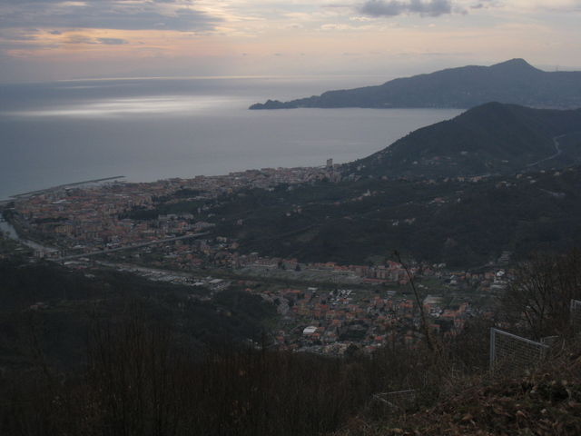 Blick vom Monte [[Monte San Giacomo|paesse|monte-san-giacomo]] am späten Nachmittag.
(März 2009)