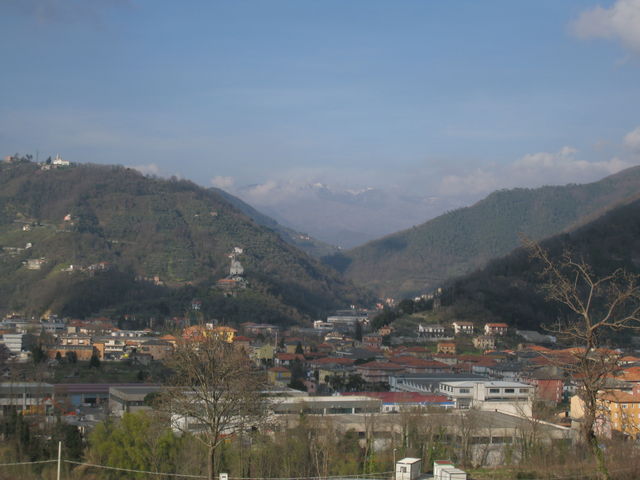 Vorbei an Carasco mit Blick auf das Val Sturla und den Ghiffi.
(März 2009)