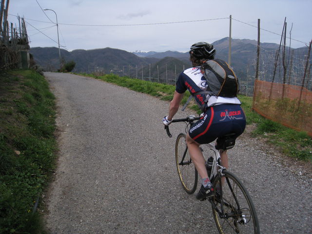 Aber schon bald ruft er wieder, der Apennin, denn rund um den tigullischen Golf beginnt die Radsaison früh und endet spät.
(März 2009)